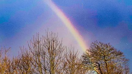 Un arc-en-ciel en Bretagne. (AURÉLIE LAGAIN / RADIO FRANCE)