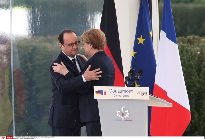 François Hollande salue Angela Merkel après un discours, le 29 mai 2016, à Douaumont (Meuse). (THIBAULT CAMUS/AP/SIPA)