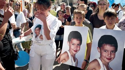 La m&egrave;re de Valentin Cremault (en blanc) participe &agrave; une marche silencieuse le 26 juillet 2009 &agrave; Lagnieu (Ain), &agrave; la m&eacute;moire de son fils. (JEFF PACHOUD / AFP)