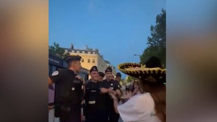 Les touristes sont nombreux à trouver les forces de l’ordre accueillantes. Certains policiers profitent de l’événement pour partager des moments plus festifs.