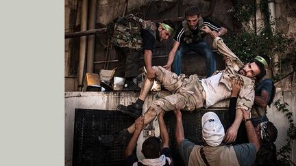 Un combattant de l'Armée syrienne libre, blessé, est transporté à l'abri dans la vieille citadelle d'Alep, en Syrie, le 20 août 2012.
 
Cette photo est tirée du premier reportage de guerre réalisé par Edouard Elias, pendant l’été 2012 (Regard sur la jeune génération de photographes).
 
Edouard Elias et le journaliste Didier François ont été enlevés, le 6 juin 2013 en Syrie, alors qu'ils étaient en reportage. (© Édouard Elias / Getty Images)