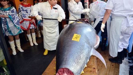 Le pr&eacute;sident d'une cha&icirc;ne de restaurants de sushis d&eacute;coupe un thon de 269 kg avant de le servir dans son &eacute;tablissement pr&egrave;s de Tokyo (Japon), le 5 janvier 2012. (YOSHIZAKU TSUNO / AFP)