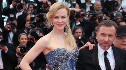 Nicole Kidman, habillée en Armani Privé, aux côtés de Tim Roth lors de la cérémonie d'ouverture de Cannes 2014
 (HUBERT BOESL / DPA / DPA PICTURE-ALLIANCE/AFP)