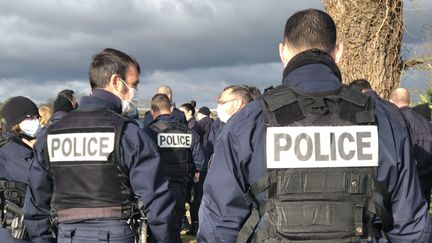 Les policiers lors de la battue organisée pour retrouver Céline Vervaele, le vendredi 19 mars. (NARJISSE EL GOURARI / MAXPPP)