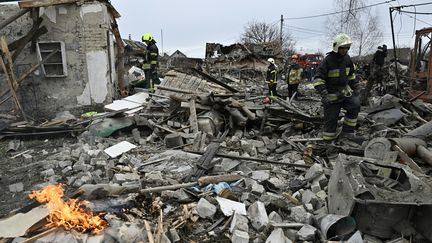 Les débris d'une maison après une attaque de missile, près de Kiev en Ukraine, en décembre 2022. (GENYA SAVILOV / AFP)