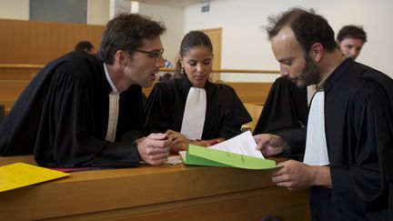 Les avocats de la d&eacute;fense et de la partie civile dans une salle d'audience du tribunal correctionnel de Marseille (Bouches-du-Rh&ocirc;ne), mercredi 23 septembre. (BENOIT ZAGDOUN / FRANCETV INFO)