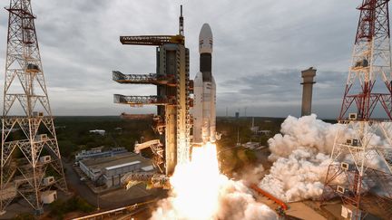 La&nbsp;fusée transportant la sonde lunaire lors de son décollage à&nbsp;Sriharikota (Inde) le 22 juillet dernier. (INDIAN SPACE RESEARCH ORGANISATION / AFP)