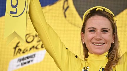 Annemiek Van Vleuten sur le podium du Tour de France, le 31 juillet 2022. (JEFF PACHOUD / AFP)