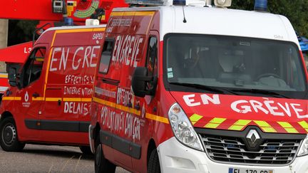 Des pompiers en grève à Thionville (Moselle), le 14 juillet 2019. (MAXPPP)