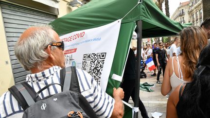 Un homme s'en prend au centre de dépistage Covid-19 de la pharmacie de la rue Maguelone, à Montpellier, samedi 31 juillet.&nbsp; (JEAN MICHEL MART / MAXPPP)