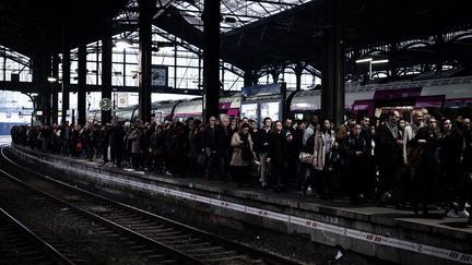 Des voyageurs sur un quai de la gare Saint-Lazare à Paris, le 9 avril 2018. (PHILIPPE LOPEZ / AFP)