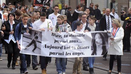 Des proches défilent le 26 avril 2015 à Villejuif (Val-de-Marne) lors d'une&nbsp;marche blanche en hommage à Aurélie Châtelain, tuée en avril en marge de l'attentat déjoué de Sid Ahmed Ghlam.&nbsp; (FRANCOIS LO PRESTI / AFP)