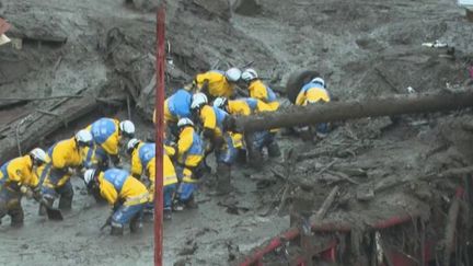 Japon : des milliers de sauveteurs à la recherche des survivants après une immense coulée de boue