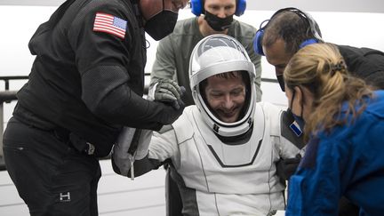 L'astronaute français Thomas Pesquet sortant de la capsule Dragon après son amerrissage au large de la Floride, le 9 novembre 2021. (AUBREY GEMIGNANI / NASA / AFP)