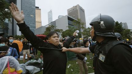 Plusieurs centaines de policiers anti-&eacute;meutes ont finalement r&eacute;ussi &agrave; repousser les protestataires, arr&ecirc;tant une quarantaine d'entre eux, lundi 1er d&eacute;cembre &agrave; Hong Kong (Chine). ( BOBBY YIP / REUTERS)