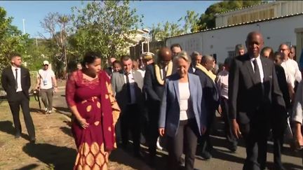 Élisabeth Borne était en déplacement à Mayotte vendredi 8 décembre. Des habitants ont sifflé la Première ministre lors de son arrivée.