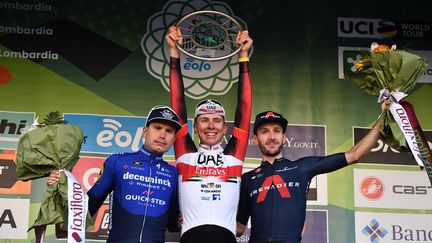 Le Slovène Tadej Pogacar, vainqueur du Tour de Lombardie, encadré par Fausto Masnada (à gauche) et Adam Yates, samedi 9 octobre.&nbsp; (MARCO BERTORELLO / AFP)