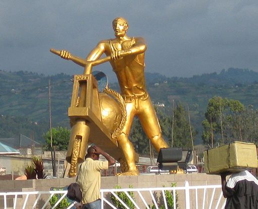 La statue monumentale d'un chukudu et de son conducteur, au centre de Goma (est de la RDC). (CC BY-ND 2.0 / Flickr)