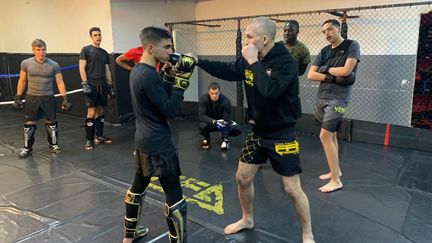 Un cours de MMA à la Free Fight Academy de Vitry-sur-Seine. (MARGAUX QUEFFELEC / RADIO FRANCE)