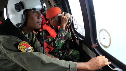 Des militaires indon&eacute;siens recherchent des traces de l'avion d'AirAsia disparu, le 1er janvier 2015 en mer de Java. (BAGUS INDAHONO / AFP)