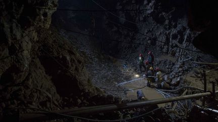 Des mineurs travaille dans une mine du&nbsp;Mogok, le 24 novembre 2016. (YE AUNG THU / AFP)