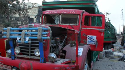 Un des camions endommagés par une attaque près d'Alep en Syrie lundi 19 septembre&nbsp; (AMMAR ABDULLAH / REUTERS / X03674)