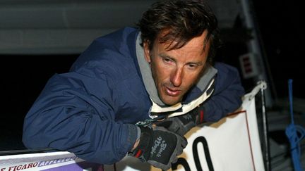 Le coureur Alain Gautier &agrave; son arriv&eacute;e &agrave; Saint-Nazaire (Loire-Atlantique), lors de la Solitaire du Figaro&nbsp;en 2003. (MAXPPP)