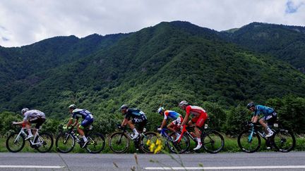 Une échappée lors de la 108e édition du Tour de France, le 14 juillet 2021 dans l'étape reliant&nbsp;Muret et Saint-Lary-Soulan. (THOMAS SAMSON / AFP)