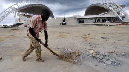 Un ouvrier balaye devant le stade de l'Amiti&eacute; de Libreville, au Gabon, le 9 novembre 2011.&nbsp; (SIA KAMBOU / AFP)