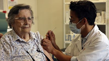 Une patiente âgée reçoit sa dose de rappel de vaccin contre le Covid-19, à Paris, le 13 septembre 2021. (THOMAS COEX / AFP)