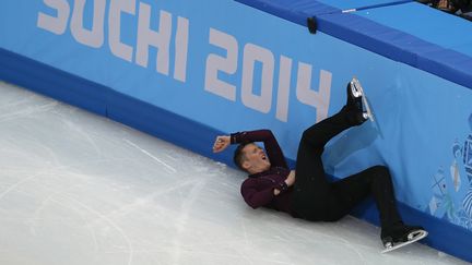 L'Am&eacute;ricain&nbsp;Jeremy Abbott a violemment chut&eacute; au d&eacute;but de son programme court, jeudi 13 f&eacute;vrier 2014 &agrave; Sotchi (Russie).&nbsp; (ADRIAN DENNIS / AFP)