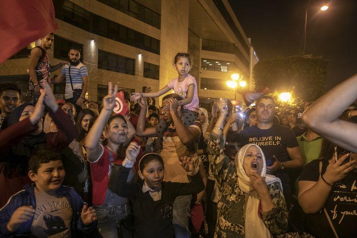 La joie des Tunisiens, avenue Bourguiba à Tunis, le 13 octobre 2019 (AFP - YASSINE GAIDI / ANADOLU AGENCY)