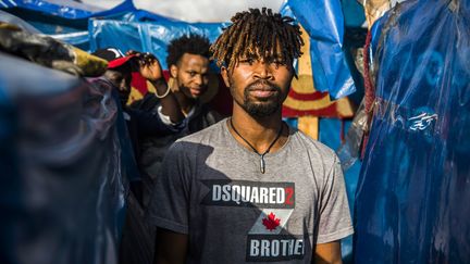 Un migrant subsaharien au milieu des abris de fortune du camp d'Oulad Ziane, à Casablanca, le 27 mars 2019.&nbsp; (FADEL SENNA / AFP)