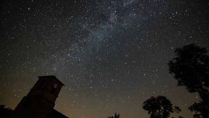 Le ciel étoilé du Morvan, vu depuis Lucenay-l'Evêque (Saône-et-Loire), le 20 août 2023. (STEPHANE MOUCHMOUCHE / HANS LUCAS / AFP)