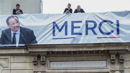 Après avoir quitté l'Elysée, François Hollande se rend rue de Solférino, où l'attend un comité d'accueil, le 14 mai 2017. (MAXPPP)