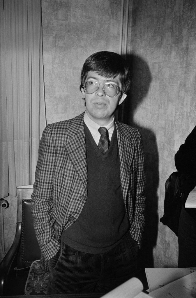 Le juge d'instruction chargé de l'affaire Grégory, Jean-Michel Lambert, dans son bureau à Epinal (Vosges), le 5 novembre 1984. (JEAN-CLAUDE DELMAS / AFP)