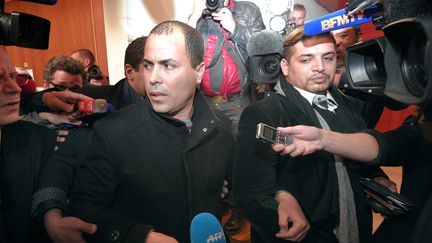 Adel Benna, le fr&egrave;re de Zyed (au centre, premier plan)&nbsp;quitte le tribunal de Rennes (Ille-et-Vilaine), le 18 mai 2015. (DAMIEN MEYER / AFP)