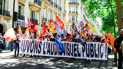 Une manifestation des employés de Radio France et France Télévisions, le 28 juin 2022, à Paris. (ADRIEN FILLON / HANS LUCAS)