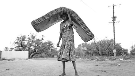 Le manque de logements à un prix abordable pour des locations de courte durée combiné aux déménagements des aborigènes venus de communautés éloignées force les gens à camper dans des abris de fortune et dans les parcs de la ville.  (Ingetje Tadros)