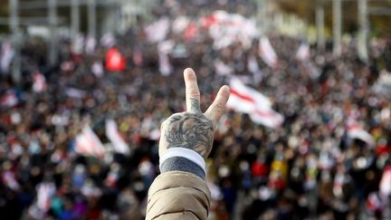 Un homme assiste à une manifestation contre le résultat de l'élection présidentielle en Biélorussie, le 18 octobre 2020, à Minsk.&nbsp; (AFP)