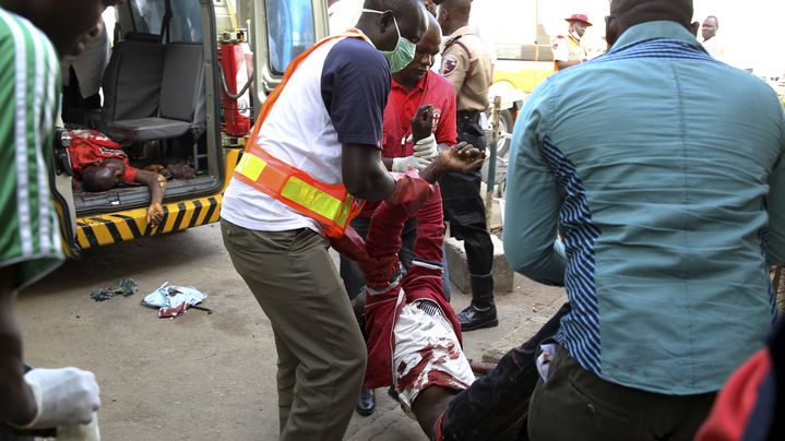 Des secouristes transportent le cadavre d'un homme tu&eacute; dans l'attentat, le 14 avril 2014. (AFOLABI SOTUNDE / REUTERS)