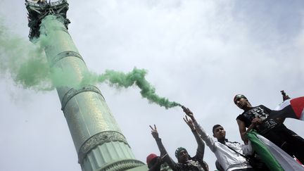 Des manifestants pro-palestinien au pied de la Colonne de Juillet, place de la Bastille &agrave; Paris, dimanche 13 juillet. (KENZO TRIBOUILLARD / AFP)