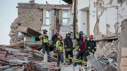 Des secouristes dans les ruines d'Amatrice (Italie), au lendemain du s&eacute;isme meurtrier qui a secou&eacute; le centre du pays, le 24 ao&ucirc;t 2016. (IPA PRESS ITALY / SIPA)