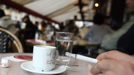 La Cour de cassation a prononc&eacute;, jeudi 13 juin 2013, l'interdiction de fumer sur les terrasses de caf&eacute; enti&egrave;rement closes par des b&acirc;ches, de la fa&ccedil;ade &agrave; la couverture. (PATRICK HERTZOG / AFP)