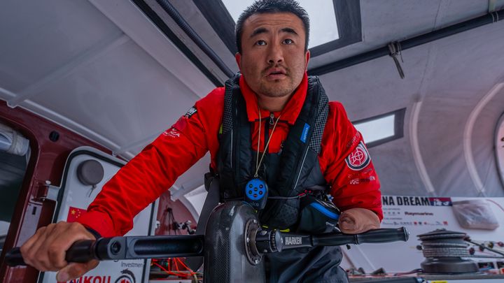 Le skippeur chinois Jingkun Xu à bord de son bateau "China Dream" au large de Lorient (Morbihan), le 21 août 2024. (XU JINGKUN RACING TEAM / ALEA)