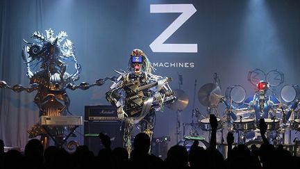 Les chercheurs de l'Université de Tokyo viennent de mettre sur pied un groupe de musique.
 
Accompagnés de la chanteuse pop Amoyamo, Mach, Cosmo et Achoura ont donné leur premier concert le 24 juin 2013 au Liquid Room de Tokyo. (REUTERS / Toru Hanai)