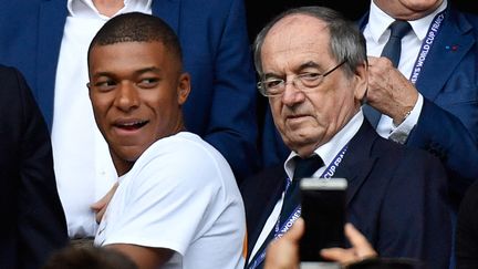 L'attaquant de l'équipe de France Kylian Mbappé aux côtés du président de la FFF, Noël Le Graët, lors d'un match de la Coupe du monde féminine de football, le 7 juillet 2019. (PHILIPPE DESMAZES / AFP)