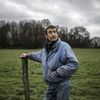 Philippe Layat, dernier agriculteur &agrave; s'opposer &agrave; l'expropriation d'une partie de ses terres pour la construction du futur Grand Stade de Lyon, pose sur son terrain de D&eacute;cines (Rh&ocirc;ne), le 5 d&eacute;cembre 2012. (JEFF PACHOUD / AFP)