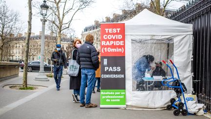 Une tente de dépistage à Paris, le 3 janvier 2022.&nbsp; (BRUNO LEVESQUE / MAXPPP)