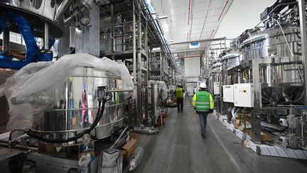 Des ouvriers sur le site de la nouvelle usine de batteries ACC Gigafactory de Billy-Berclau, dans le nord de la France, le 9 mai 2023. (FRANCOIS LO PRESTI / AFP)